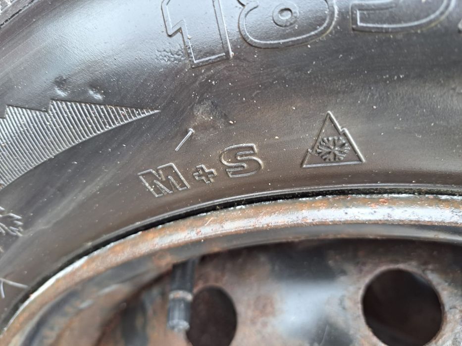 Vând 4 cauciucuri iarna cu jante Logan