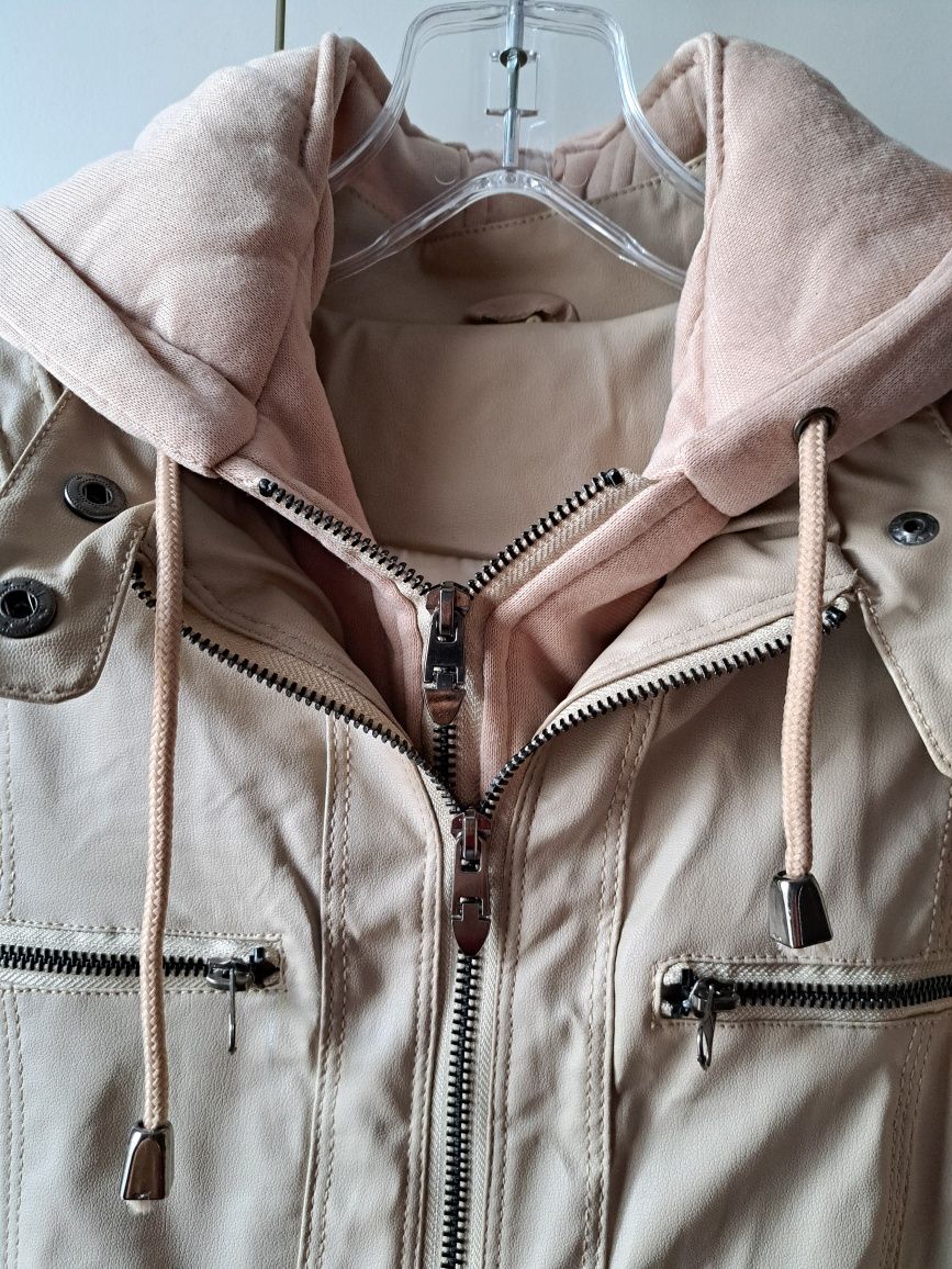 Ново яке еко кожа, със сваляща се памучна част и качулка

Размер L/XL