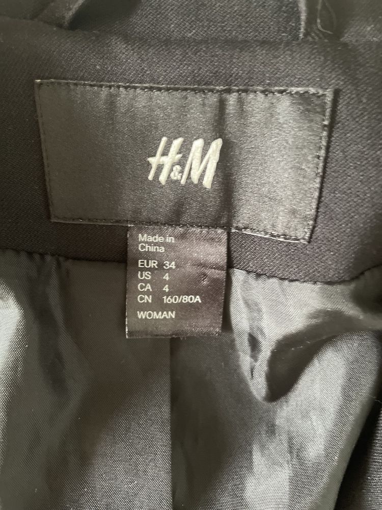 Дамско сако H&M с ефектни рамене