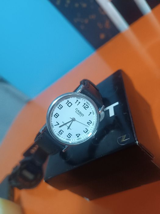 CASIO QUARTZ Soati  holati yangi karobkasi bor