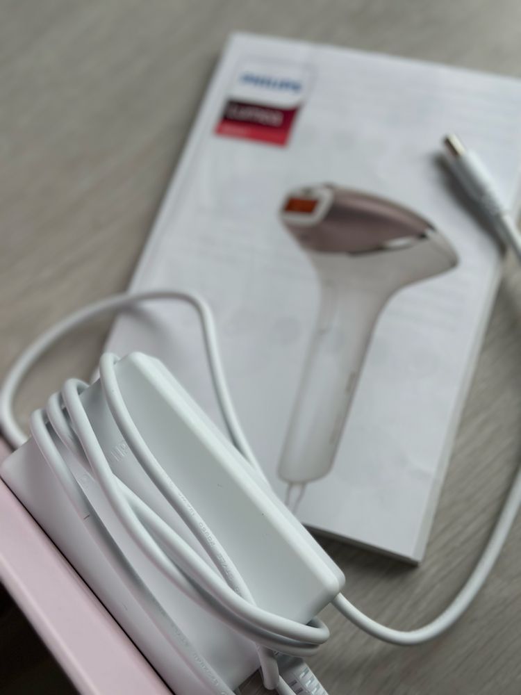 Фотоепилатор Philips Lumea BRI 947