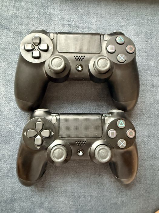 PlayStation 4 Slim + 2 controllere