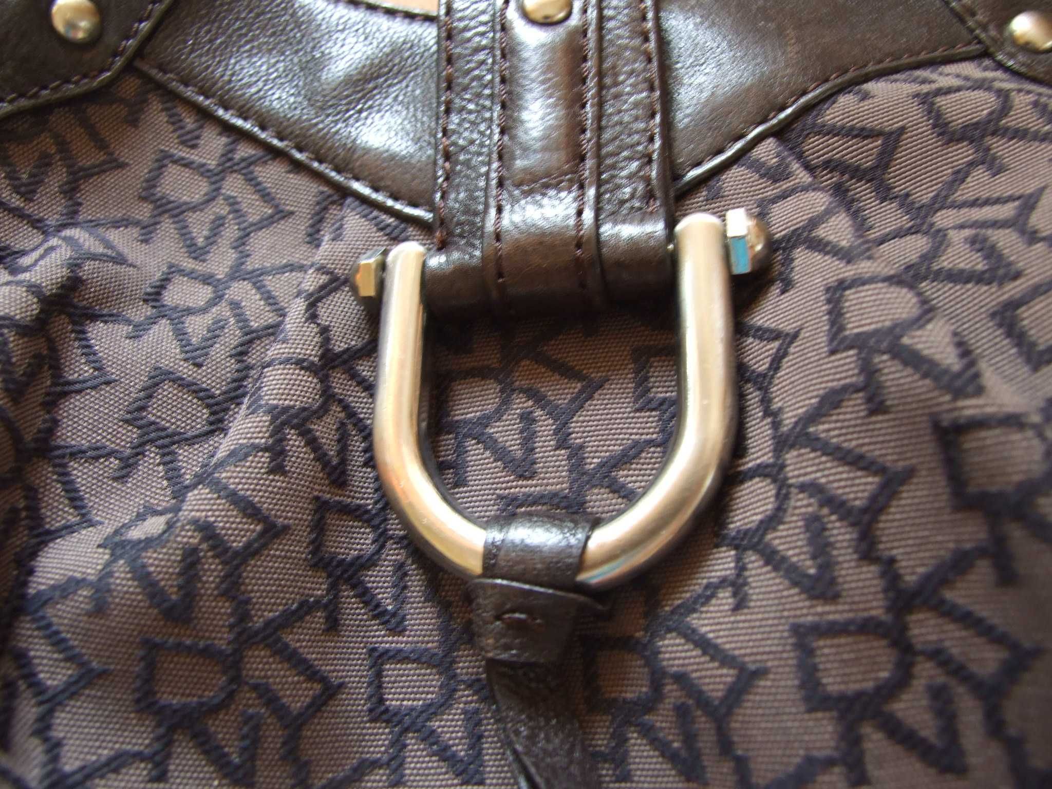 DKNY Дона Карън Ню Йорк дамска чанта от плат в кафяво