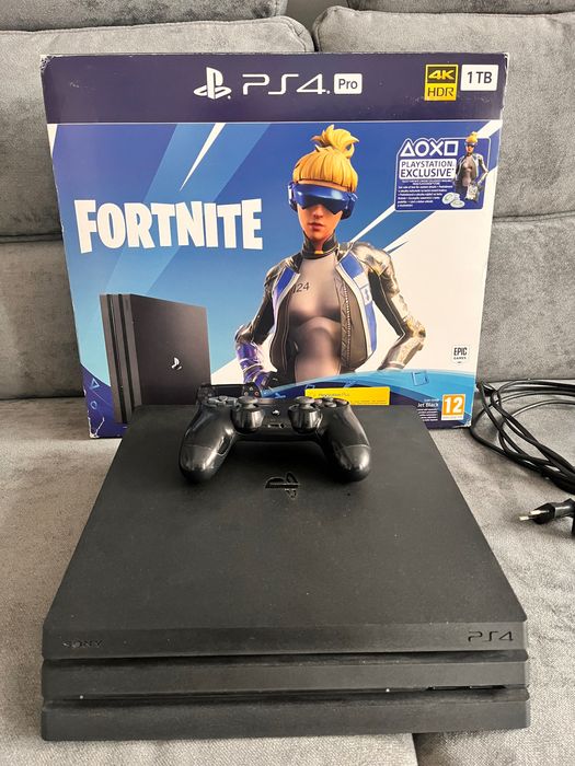 Vând PlayStation 4 Pro cu SSD