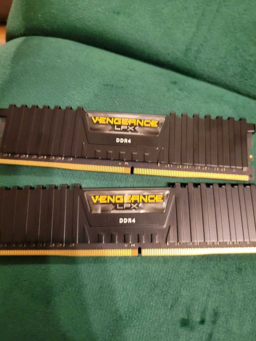Рам памет 2x8GB DDR4 3200 Corsair Vengeance CL16 - CMK16GX4M2E3200C16