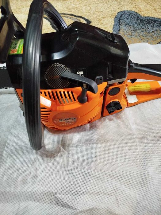 Vând o drujba pe benzina