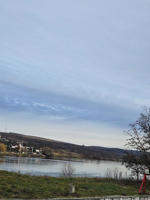 Teren  langa lacul Paleu