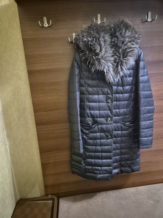 Кожаный пуховик с мехом чернобурки