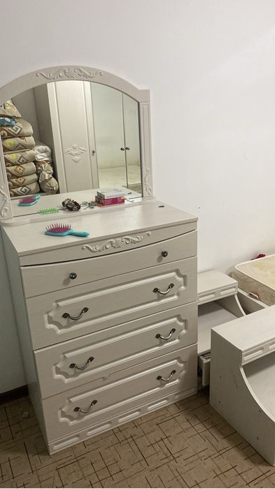 связи с переездом продаем спальник гарнитур Сити 2 мкр 12 доме стоит.