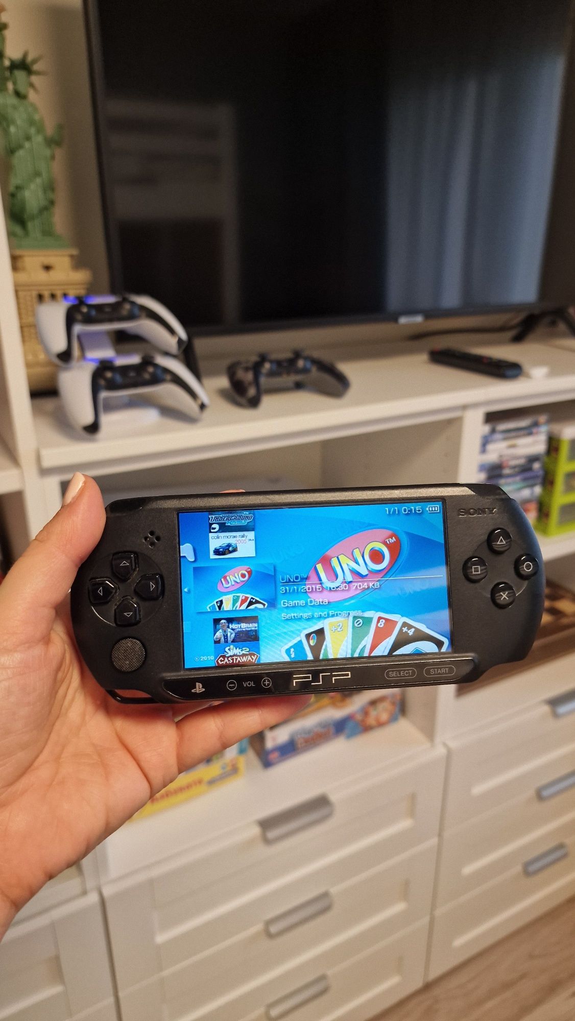 PSP конзола със зарядно, мемори карта и калъф
