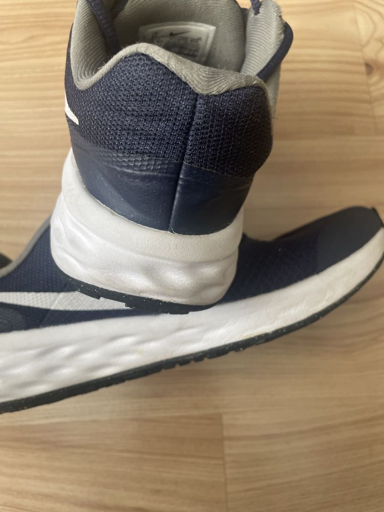 NIKE / детски маратонки 38,5