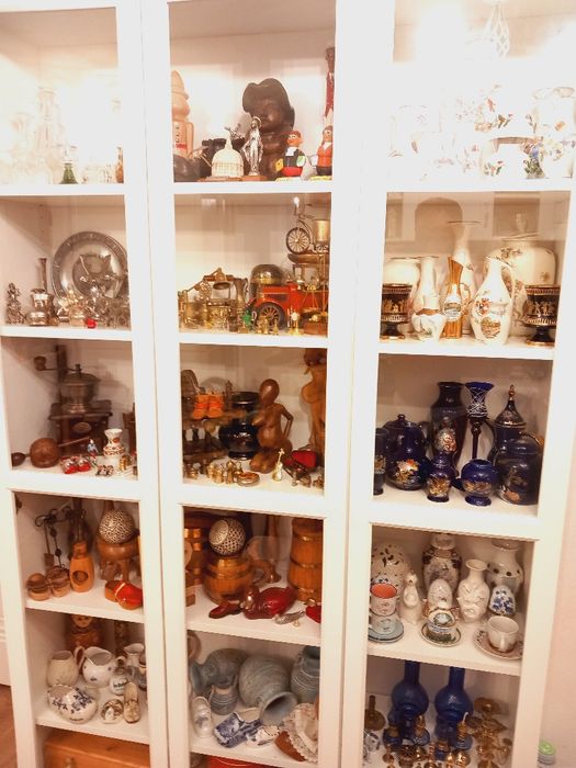 Vitrina cu obiecte de colecție, antichități, statuieta