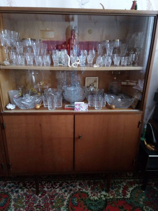 Малый сервант под стеклом