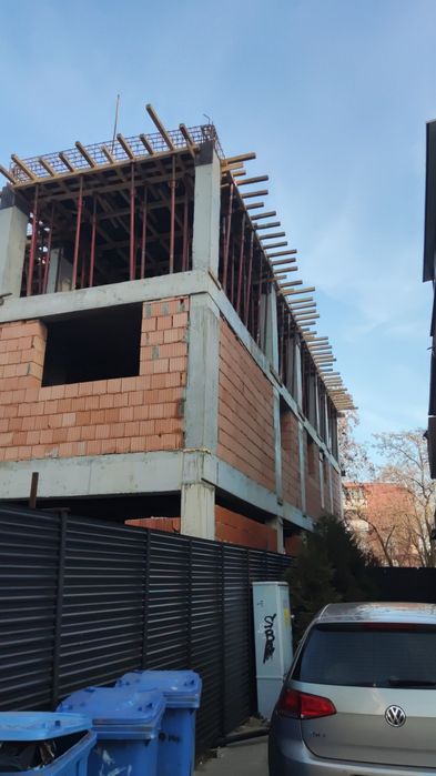 Execut lucrări de construcții și finisaje interioare și exterioare .