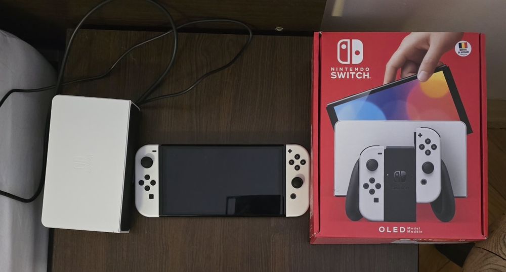 Nintendo Switch aproape nou cu husa inclusa