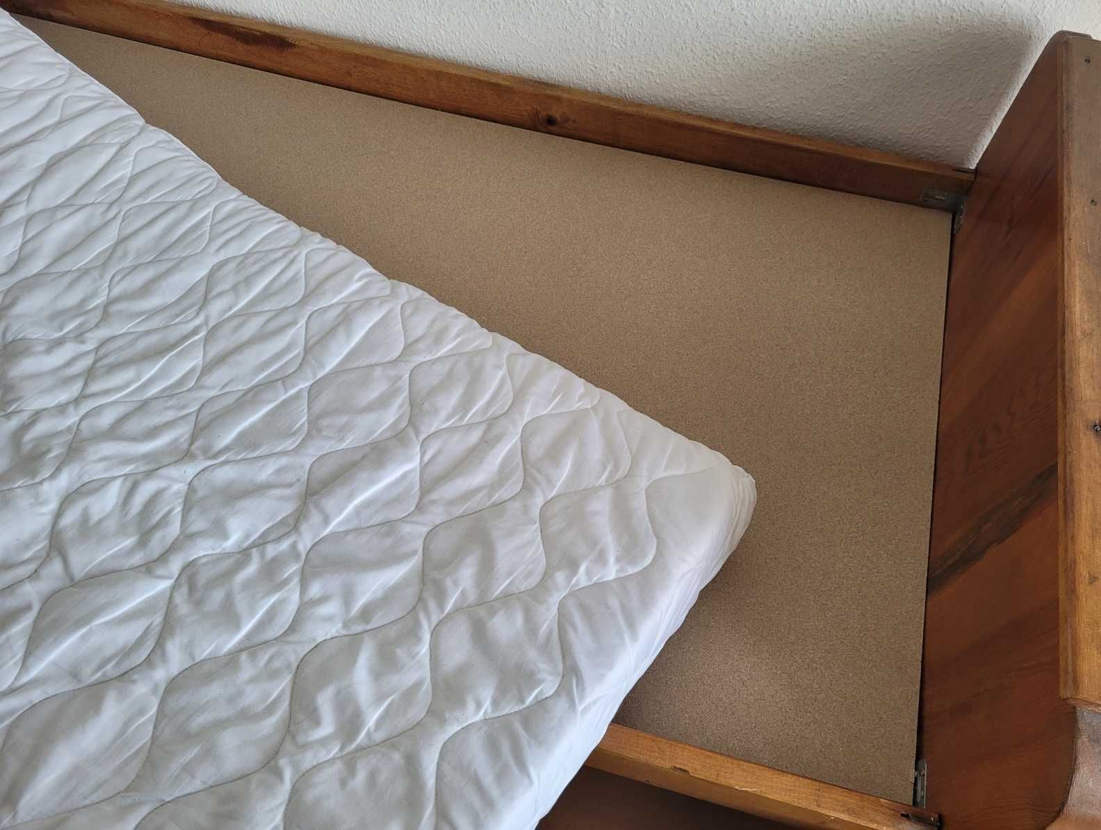 Две единични дървени легла