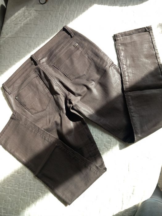 Blugi elastici lucioși marimea 40 damă