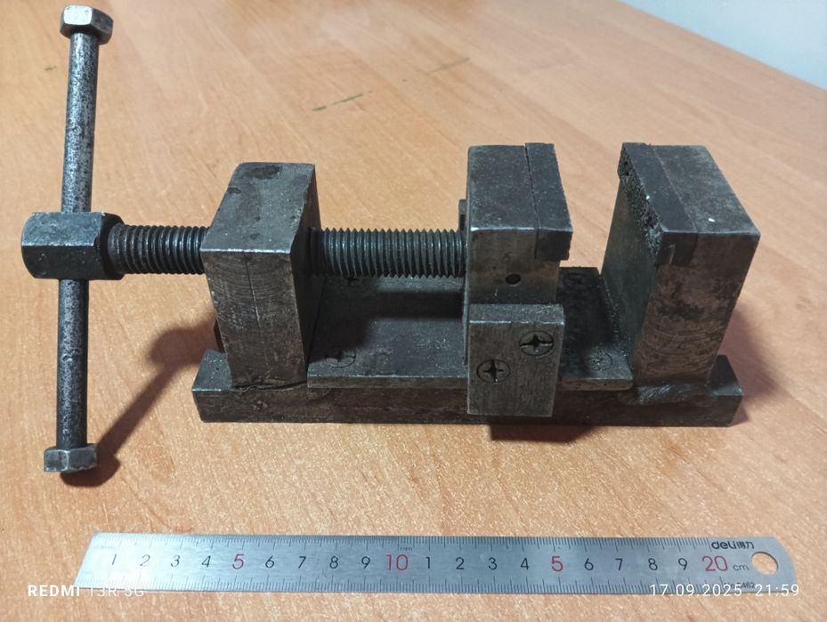 Шкаф железный,тиски,точилка