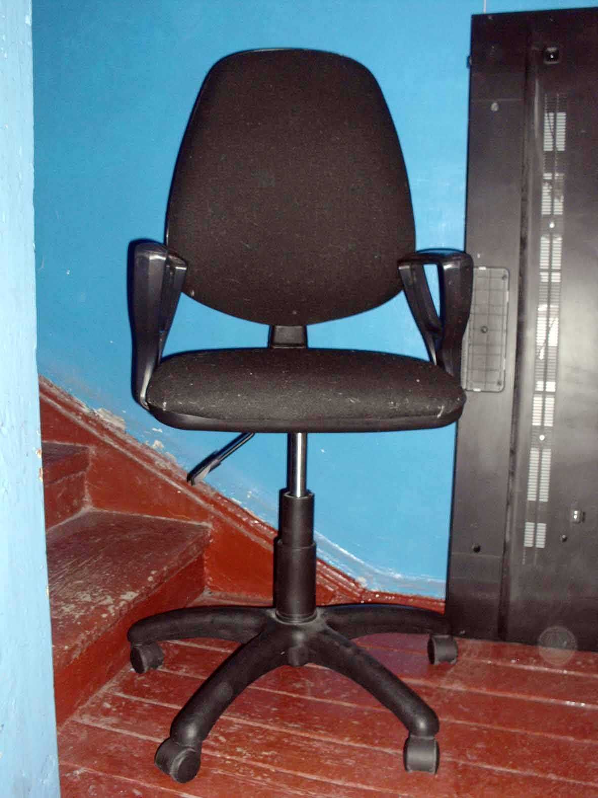 Кресло офисное плюс чехол отличное состояние