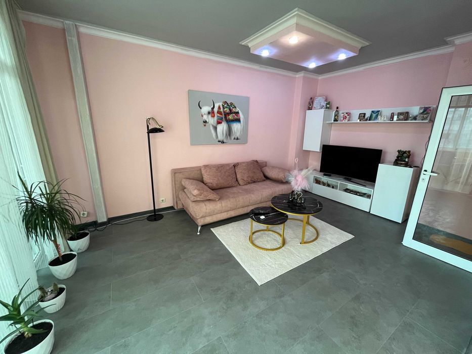 Продава прекрасен, напълно обзаведен, апартамент в кв. Васил Левски