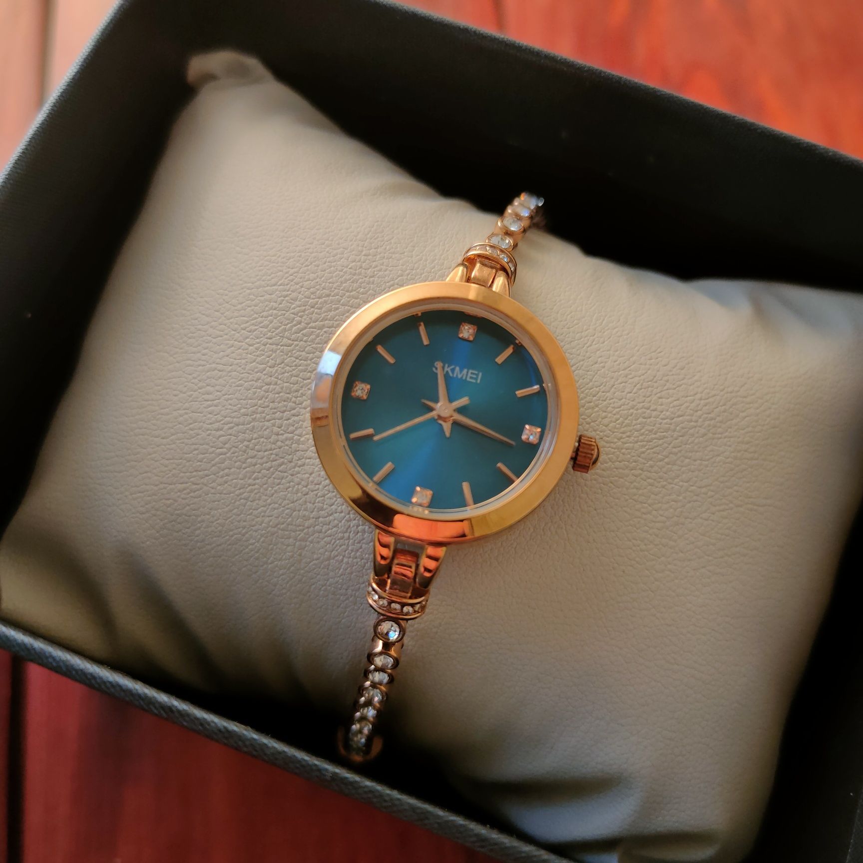 Миниатюрные женские часы в подарочной упаковке