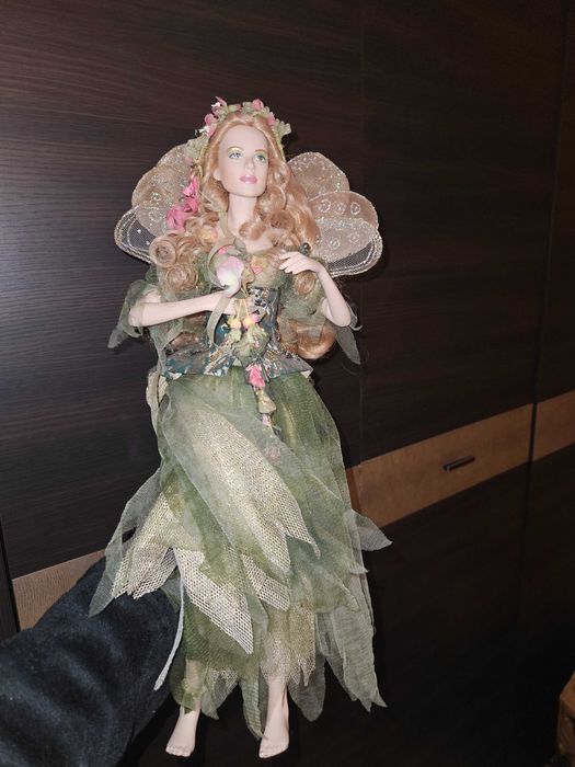 Продавам красива порцеланова кукла