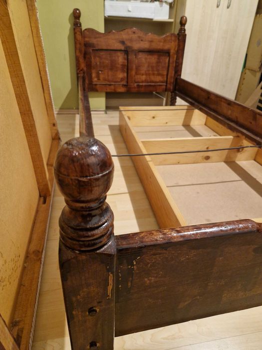 Дървено единично легло