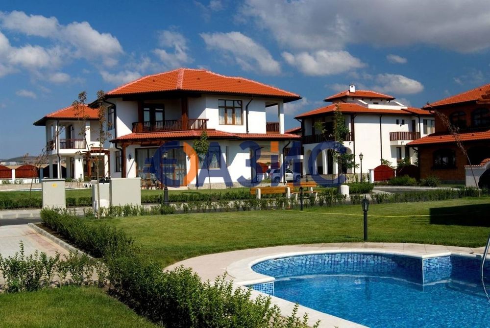 Къща с 2 спални в комплекс Флорал Медоус, 146 кв.м. + 300 кв.м. двор,