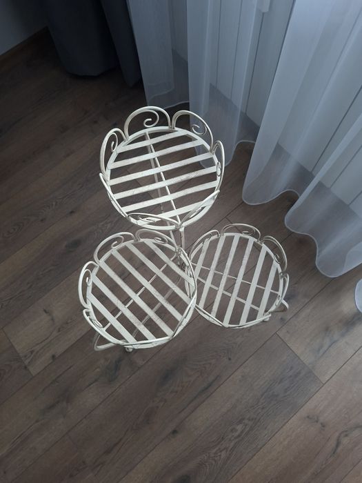 Здравейте продавам чисто нови цветарници!!