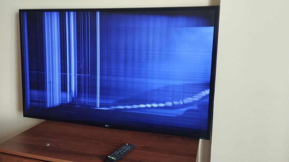 Бесплатно полосы на экране и комод