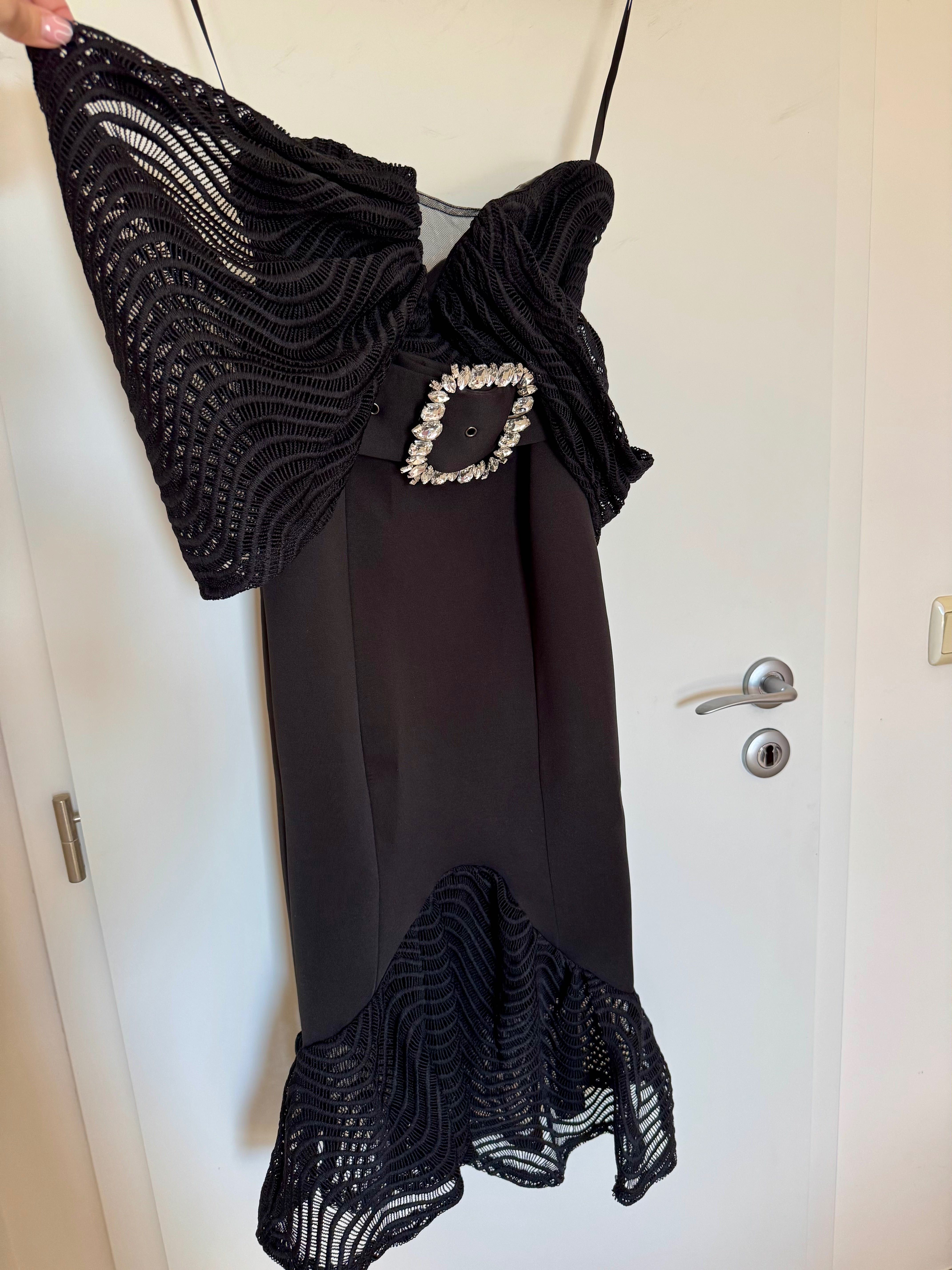 ASOS DESIGN – Черна рокля под коляното с дантела и кармен деколте 34