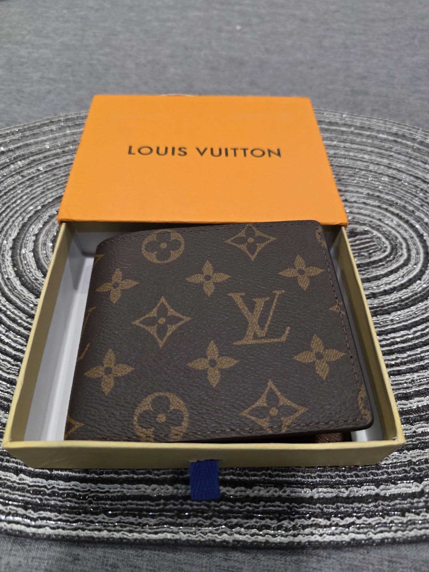 Чисто нов Louis Vuitton портфейл