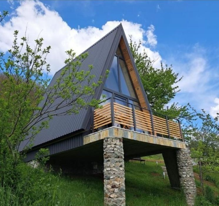 Constructor, cabane, case, foișoare, magazii, acoperise din lemn uscat