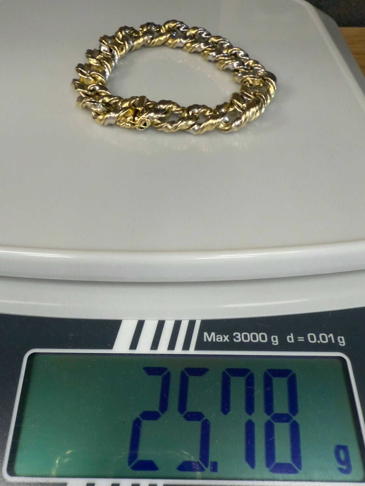 Елегантна златна гривна с двойно закопчаване – 3100 лв