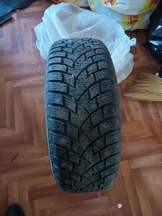 Продам зимнюю резину 215/60/17