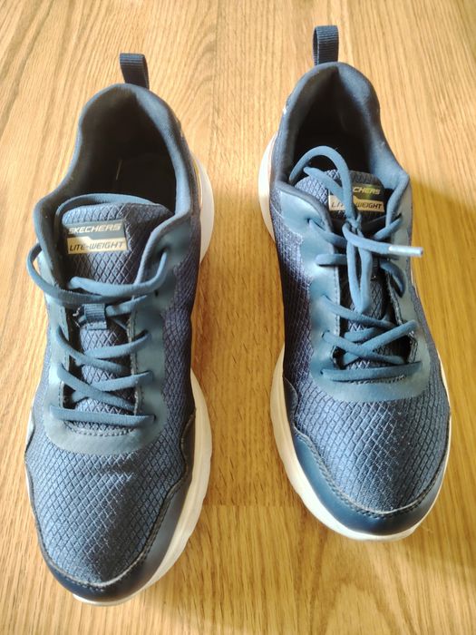 Adidași Adidas și Skechers purtați