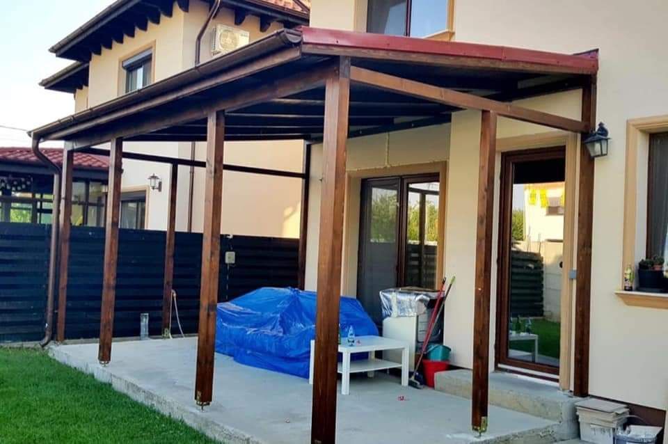 Vând terase din lemn legate de casă