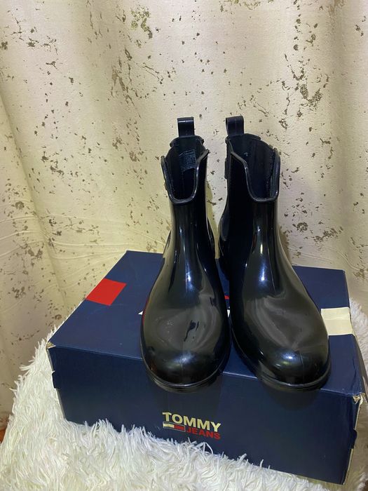 Tommy Hilfiger marime 41