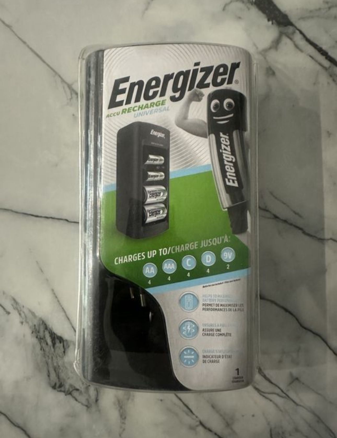 Încărcător universal acumulatori Energizer, baterii AA/ AAA/ C/ D/ 9V