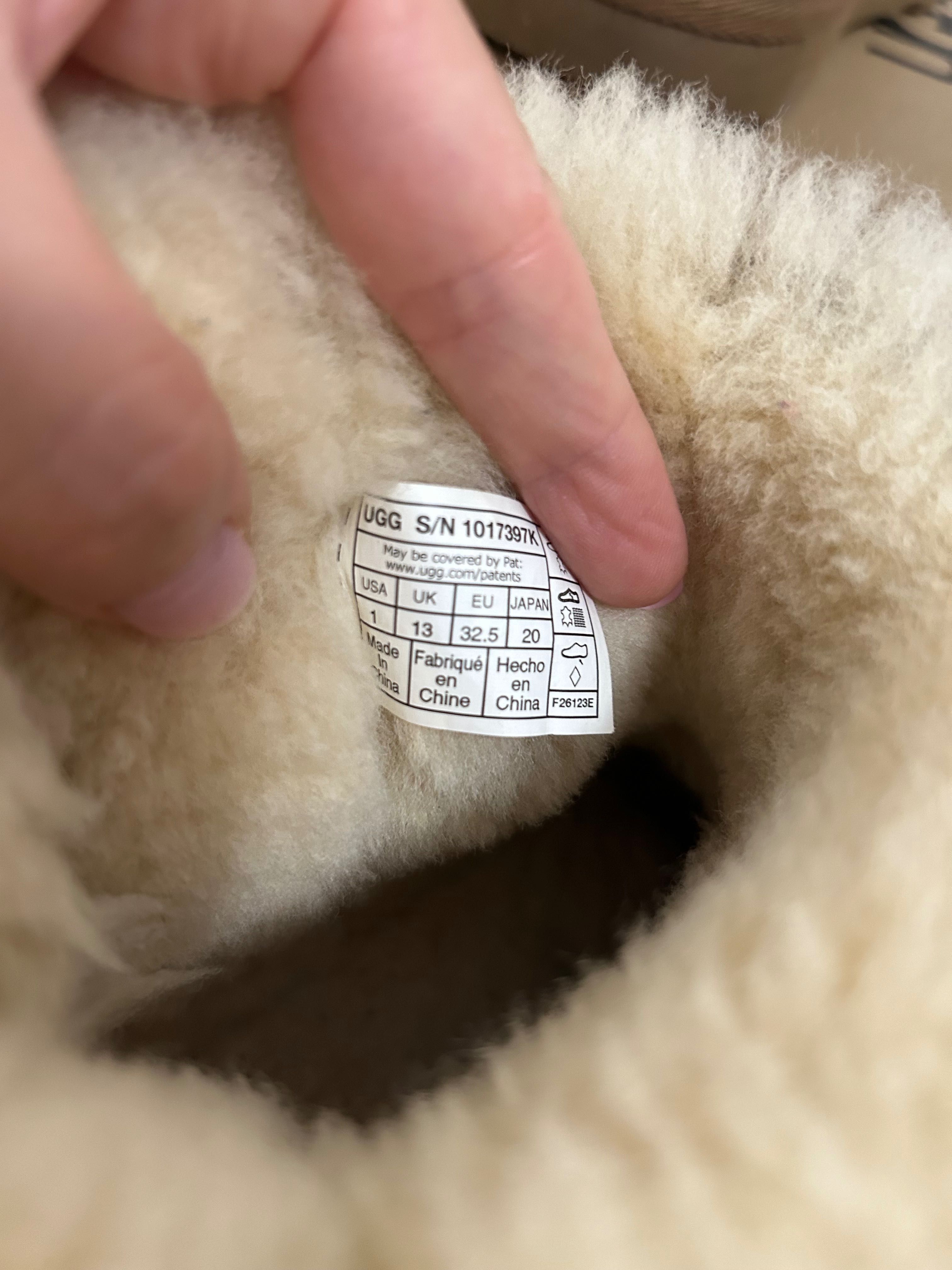 Cizme UGG ferita