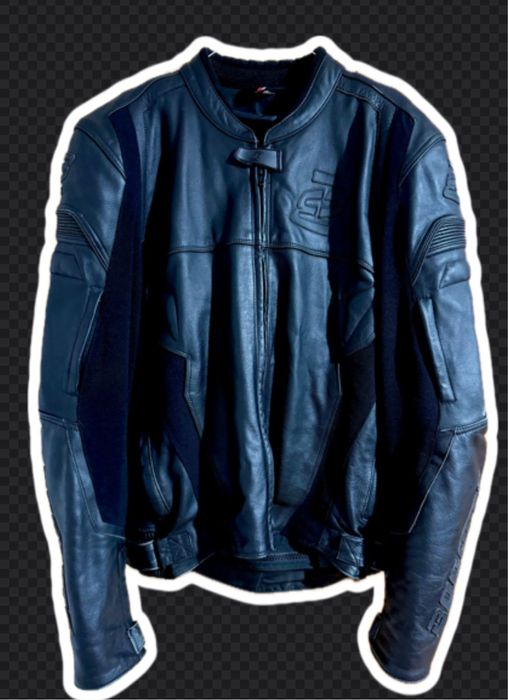 Echipament moto casca, armura si geaca de piele.