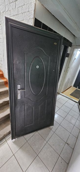 Продам б/у входную дверь