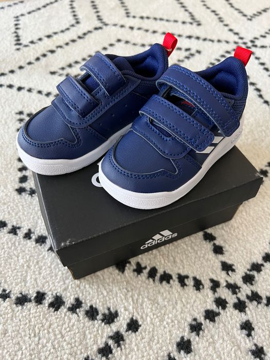 ADIDAS НОВИ затворени обувки, размер 20