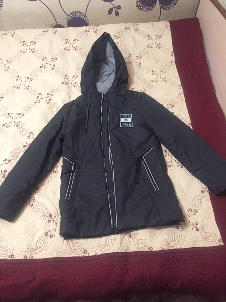 Продам детскуую куртку