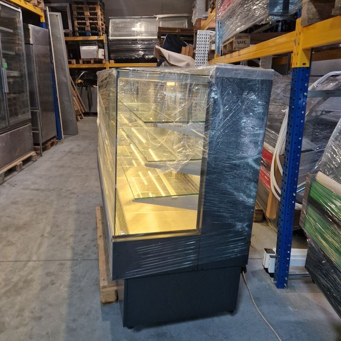 Сладкарска хладилна витрина