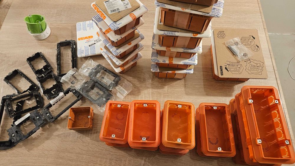 Doze de legatura si doze aparat Gewiss incastrate, modulare.