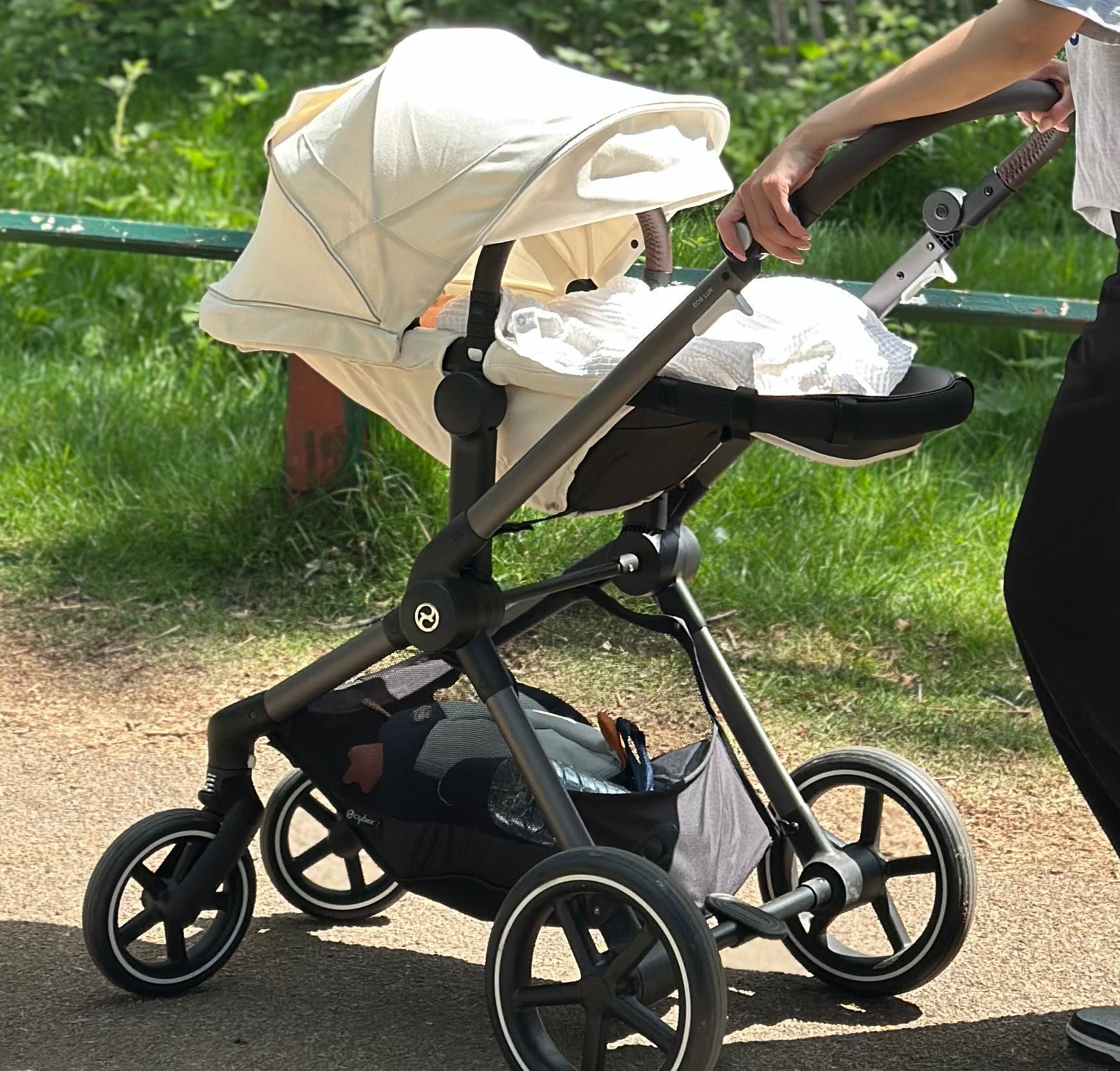 Количка Cybex Eos LUX 2024