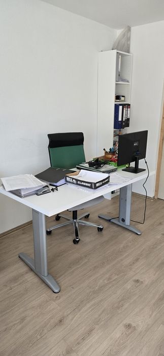 Birou alb cu picioare metalice