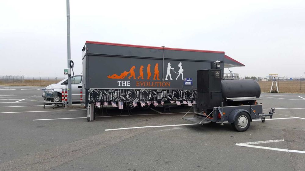Food Truck Extensibil + Smoker  – Afacere la Cheie, Complet Utilată