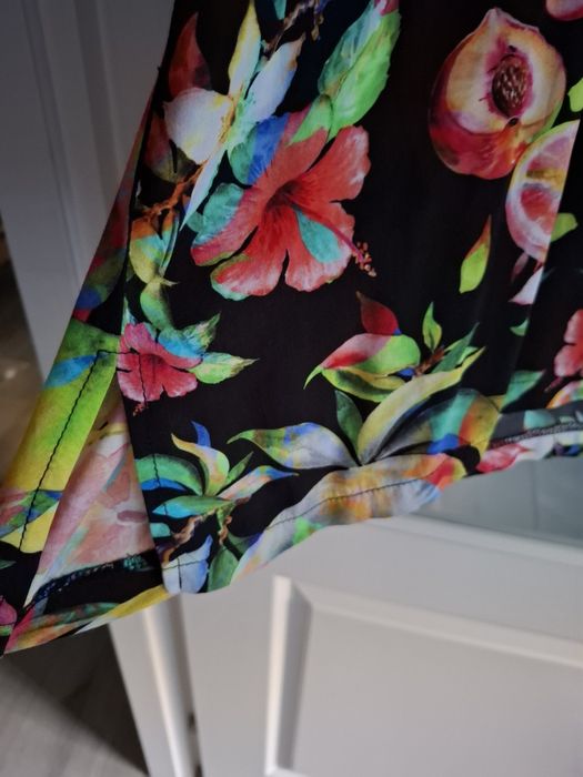 Rochie neagra cu desen fructe exotice in culorii vii